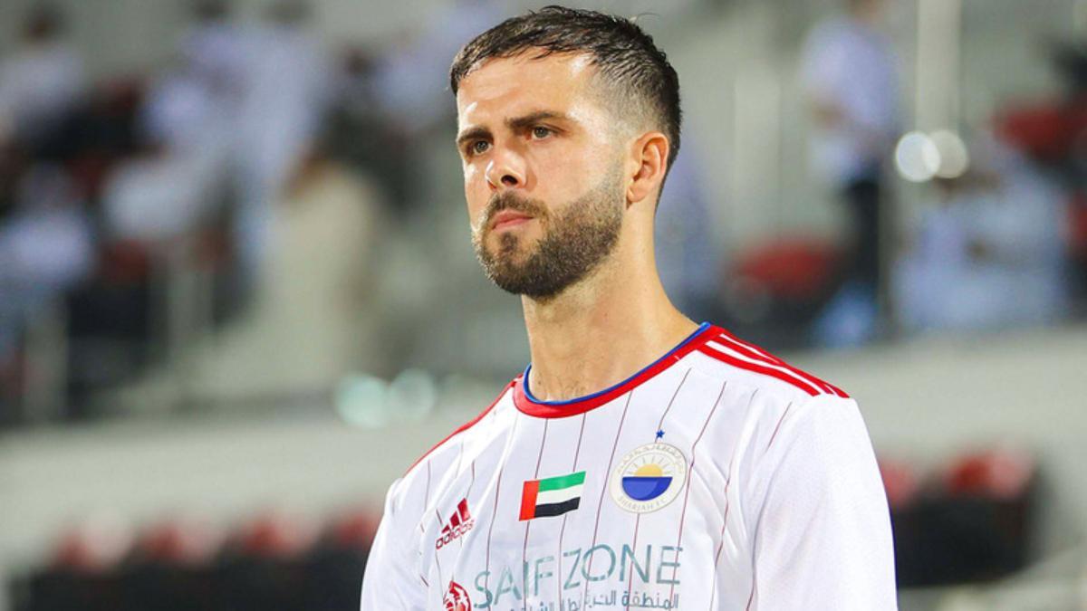 Miralem Pjanic, vistiendo la camiseta del Sharjah