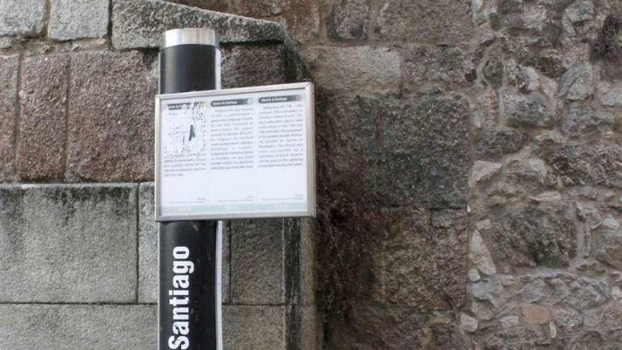 Indicador en la iglesia de Santiago sobre el Camino Inglés.