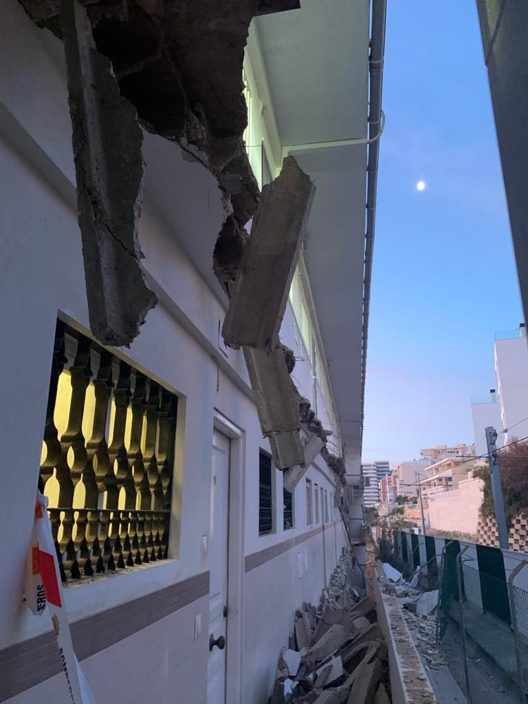 Susto en El Campello: cae el voladizo de un edificio
