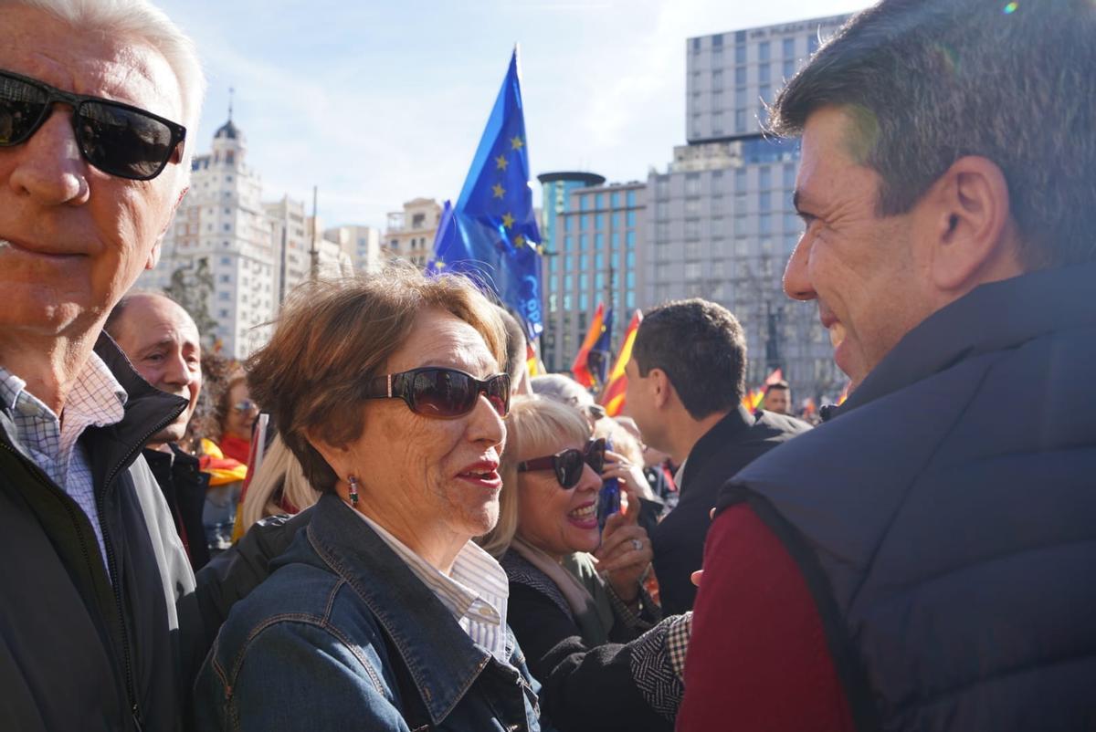 Mazón conversa con simpatizantes del PP valenciano desplazados a Madrid.