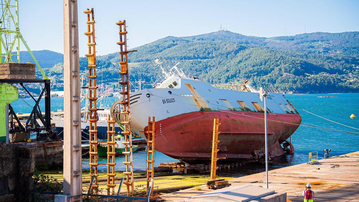 El arrastrero «Pepe Barreiro», encallado en las instalaciones del astillero J. M. Armada.