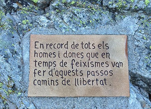 “En record de tots els homes i dones que en temps de feixismes van fer d’aquests passos camins de llibertat”