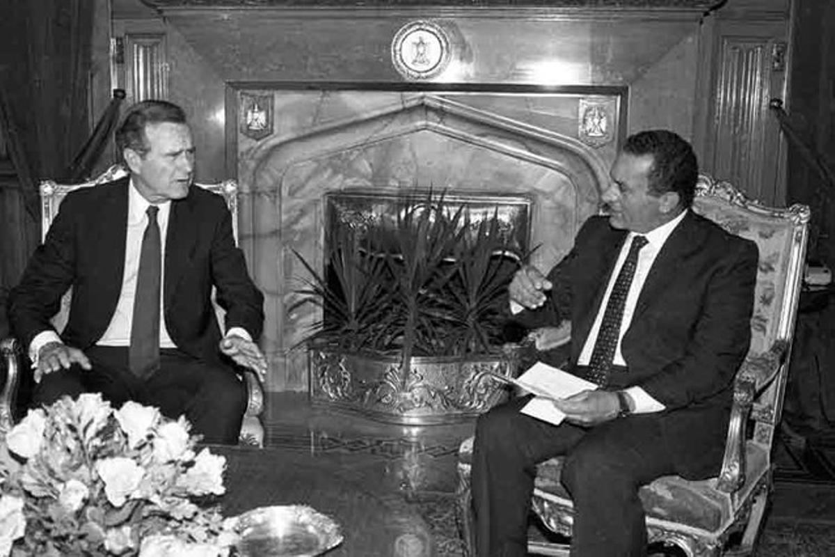 Hosni Mubarak y George Bush, reunidos en el palacio presidencial de El Cairo en 1986.