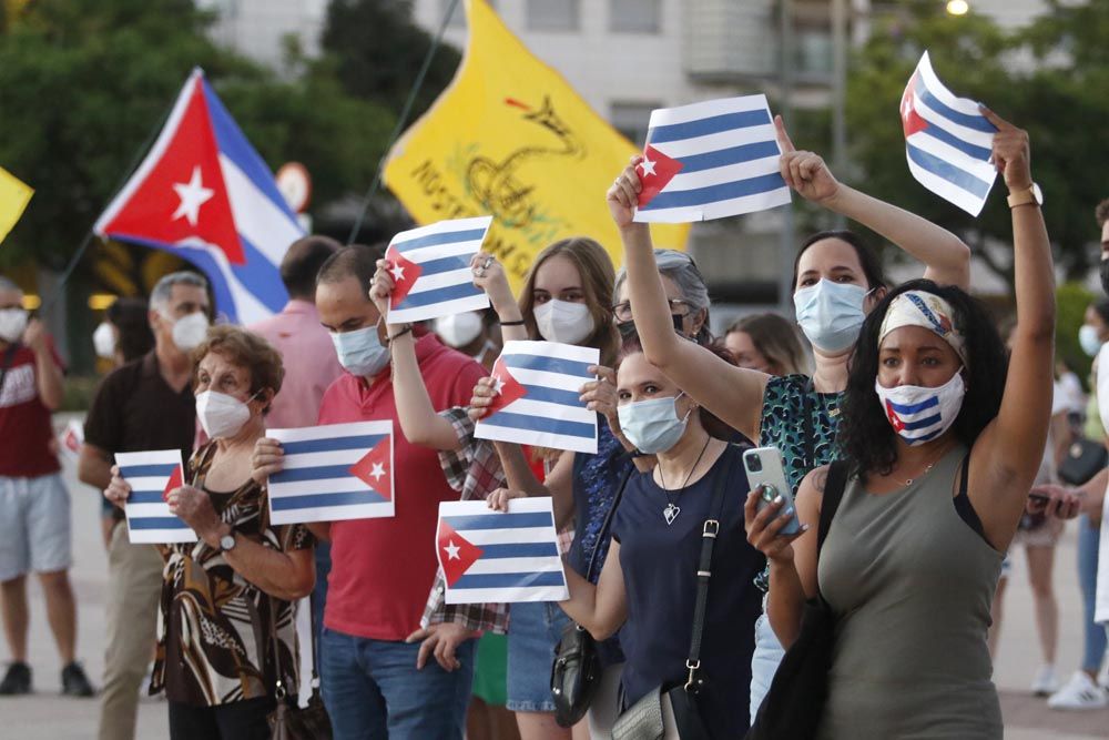 Decenas de cubanos en Córdoba denuncian el "maltrato a la gente" en su país