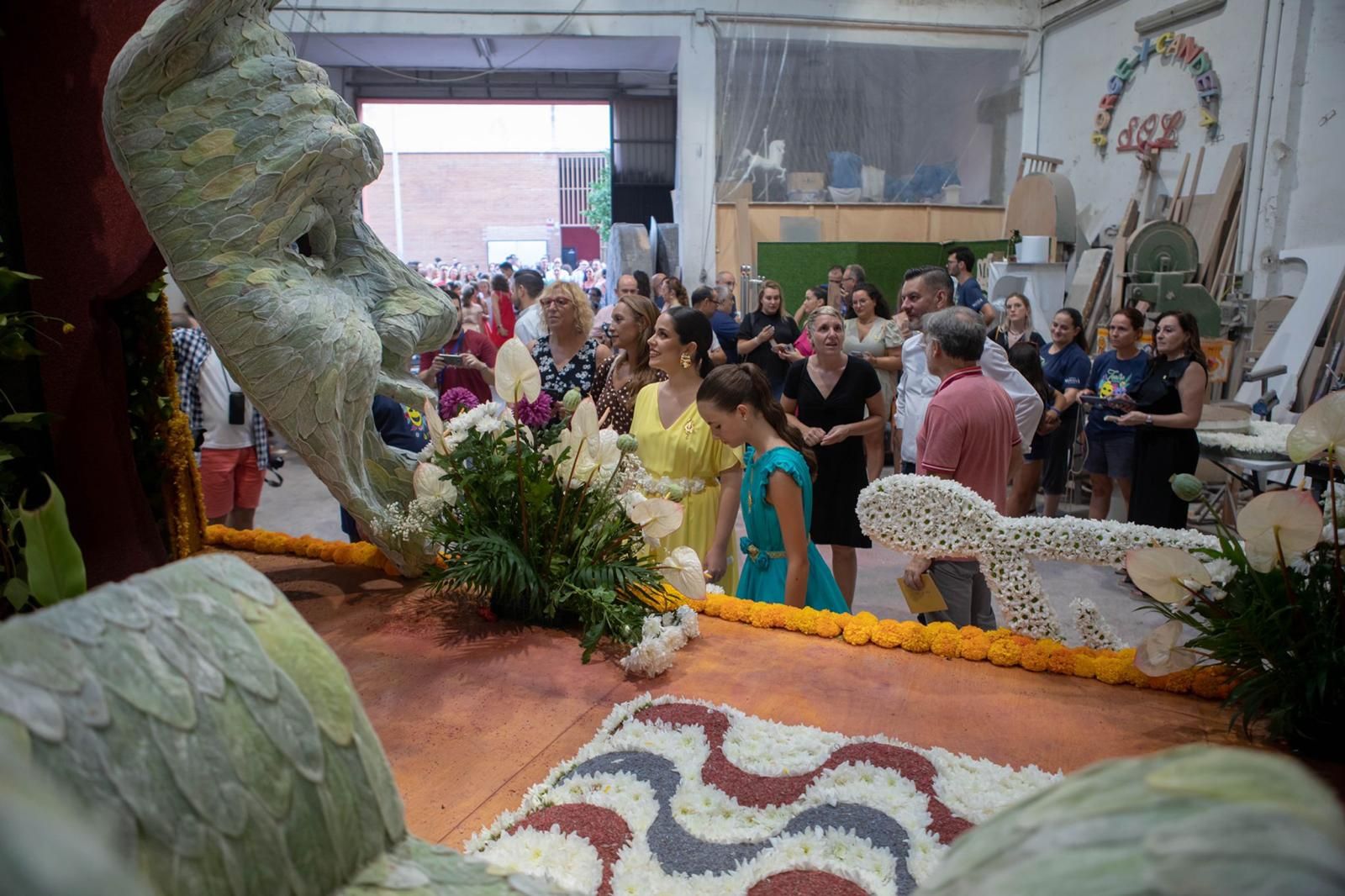 Las carrozas listas para la Batalla de Flores