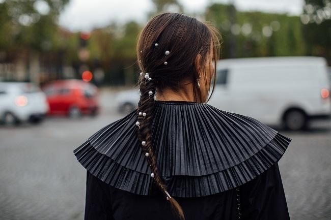 Peinado con perlas visto en el 'street style' de París