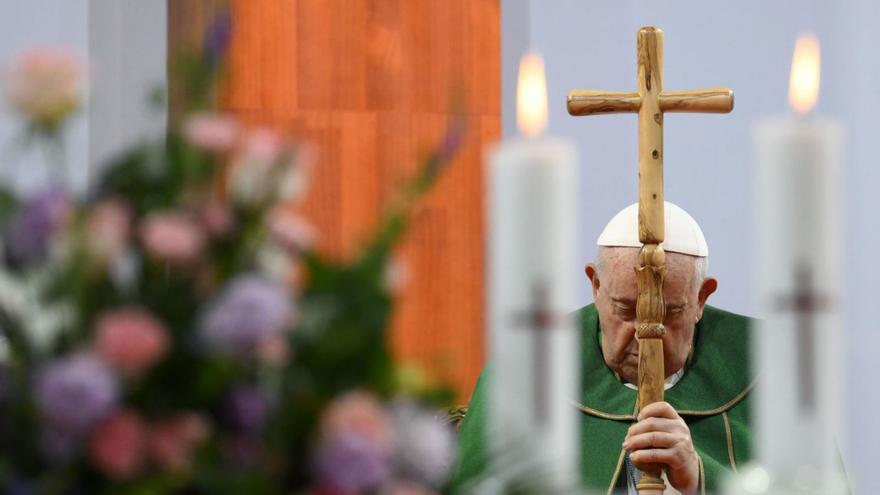 El Vaticano sostiene ahora que su bendición a las parejas gay no implica el “visto bueno”