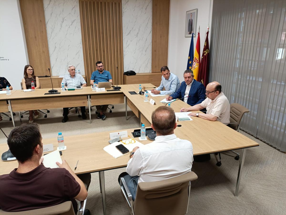 El consejero Joaquín Buendía junto a Francisco Cabezas, Francisco Cabezas, director general de la Fundación Instituto Euromediterráneo del Agua (IEA).
