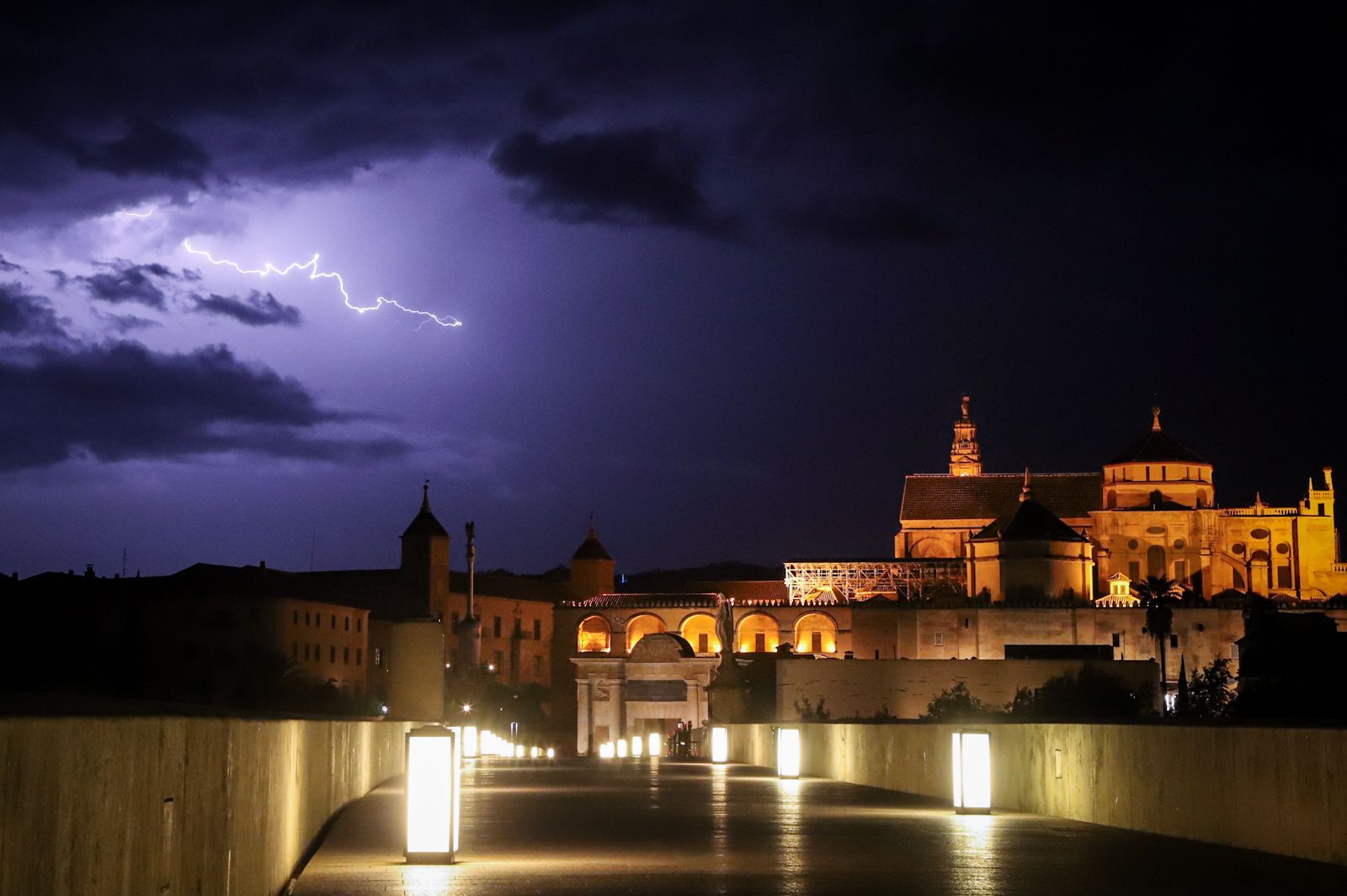 Córdoba registra una espectacular tormenta eléctrica con cientos de rayos