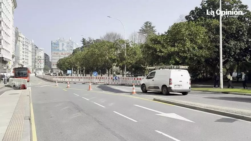 Cambia el tráfico en el Cantón Pequeño: los vehículos 'toman' el carril peatonal