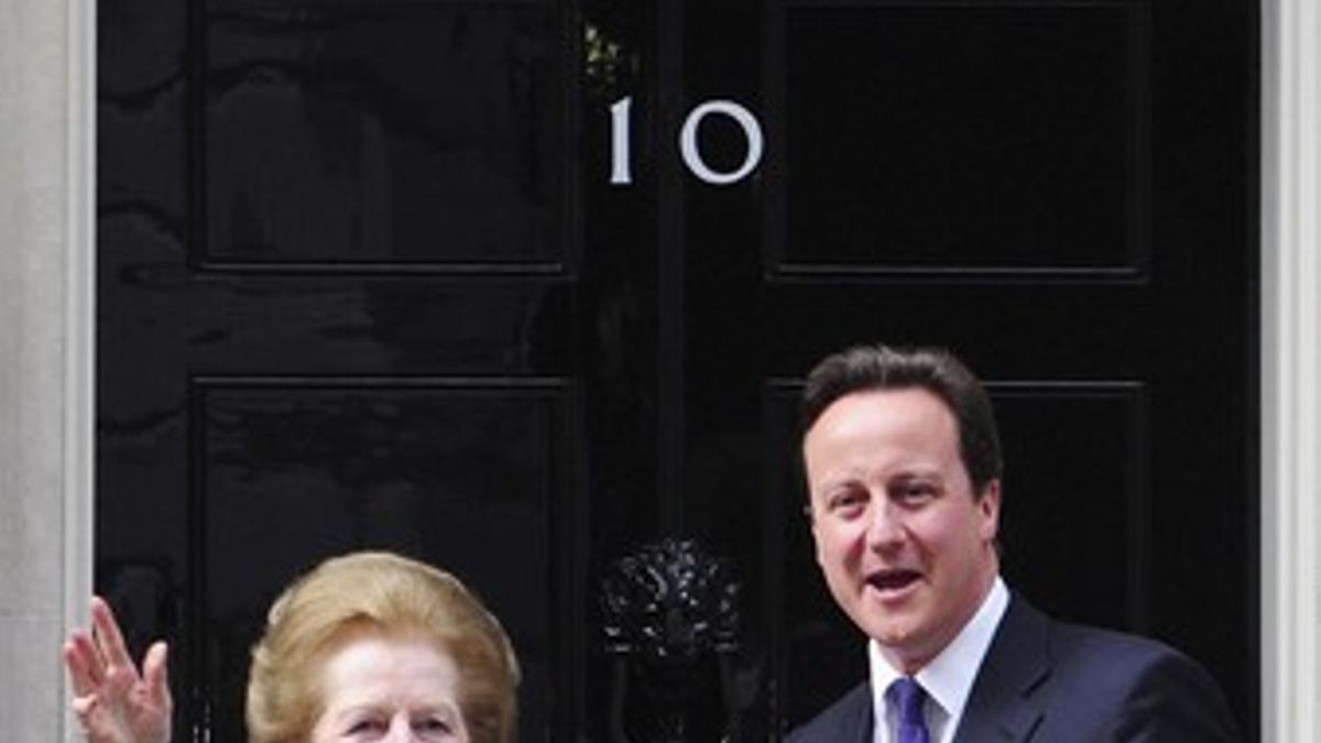 Margaret Thatcher y David Cameron, el 13 de octubre del 2010, a las puertas de Downing Street.