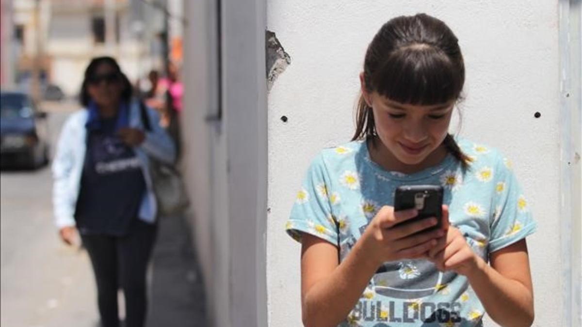 Una joven de Ciudad Juarez usa la aplicación para mujeres en peligro.