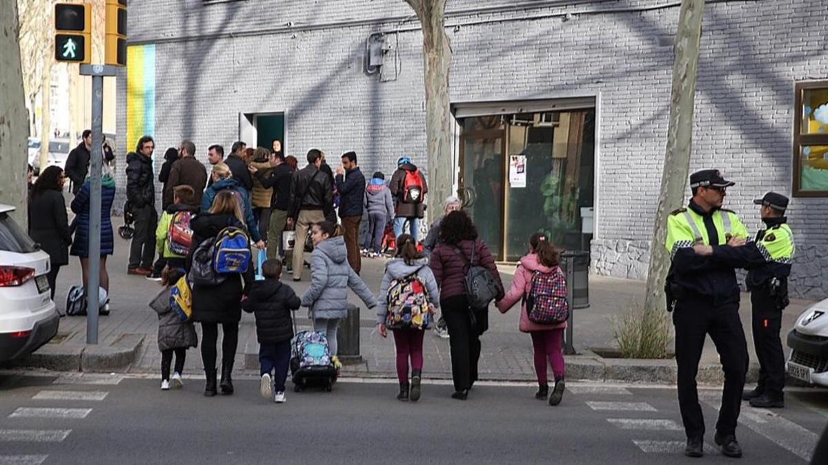 Un grupo de alumnos entra en la escuela Joan Roca, este martes