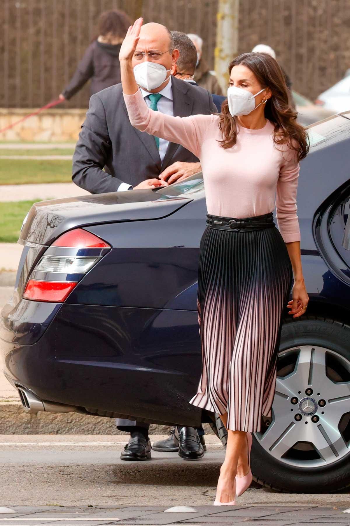 El look de la reina Letizia, con falda plisada con efecto óptico y cinturón, en el acto con motivo del Día Mundial de las Enfermedades Raras