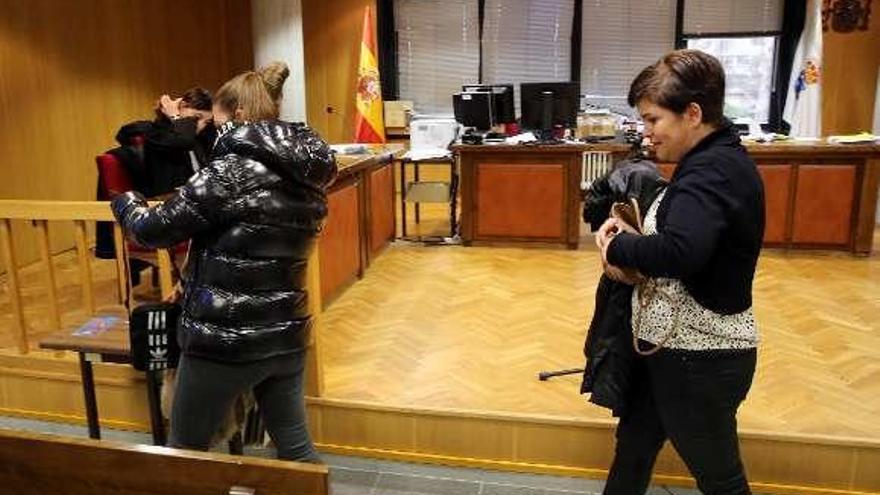 Las dos madres condenadas, en el juicio celebrado en Vigo. // M.G.B.