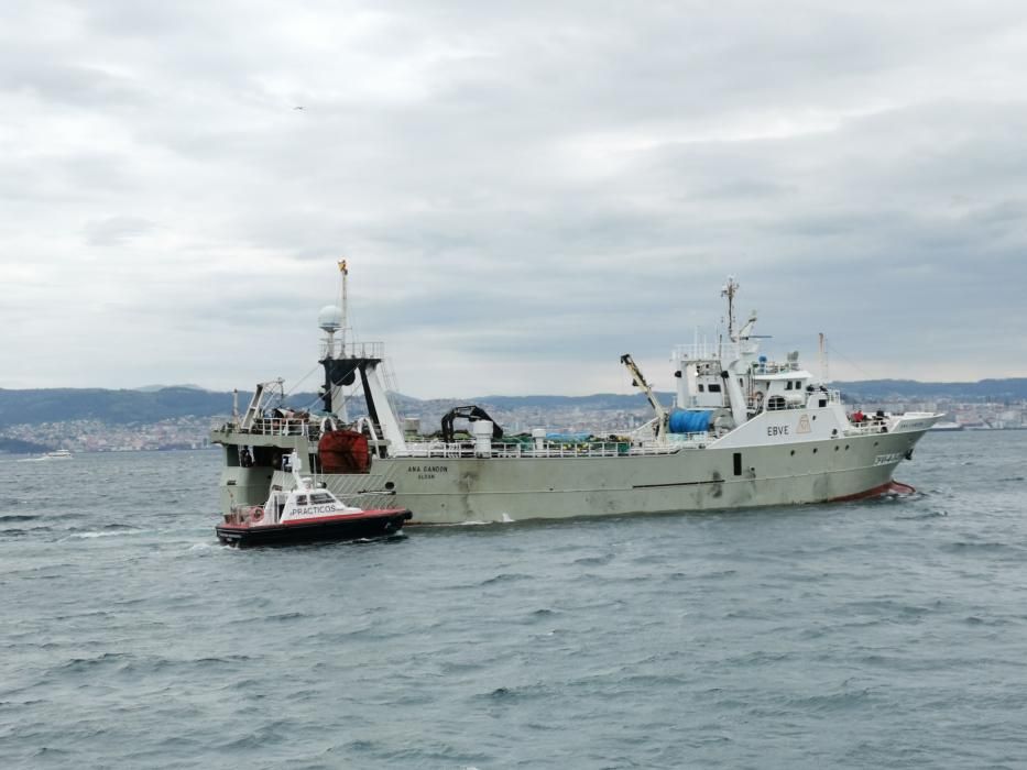 El buque “Ana Gandón” en el momento de zarpar del muelle de Frigoríficos, en Cangas. // Santos Álvarez