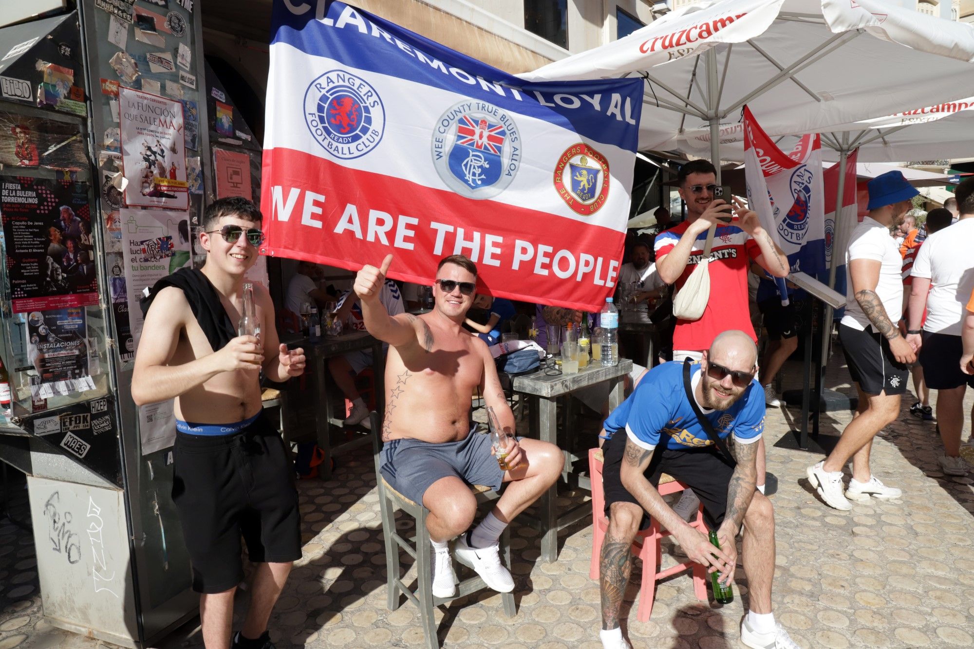 Aficionados del Rangers en el Centro de Málaga antes de disputar la final de la Europa League en Sevilla