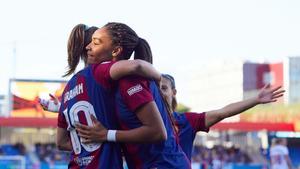 Salma y Hansen celebran el primer gol del Barça contra el Sevilla