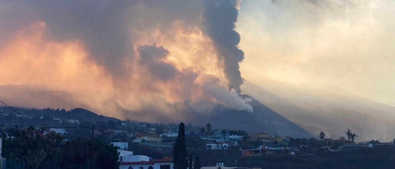 Vista de la erupción del volcán de La Palma desde el embalse Dos Pinos en la mañana de hoy lunes.