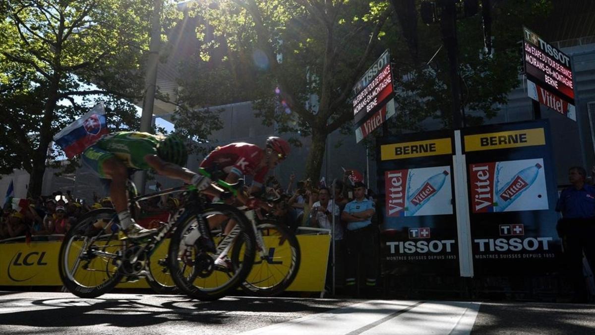 Peter Sagan supera por milímetros a Alexander Kristoff en la meta de Berna