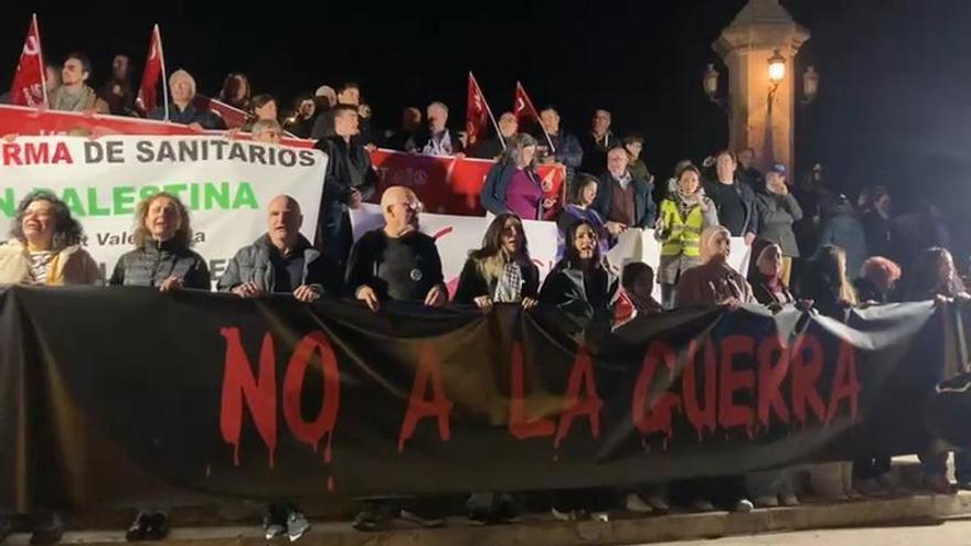 La manifestación en protesta por la guerra en Oriente Medio llega la Plaza de América de València