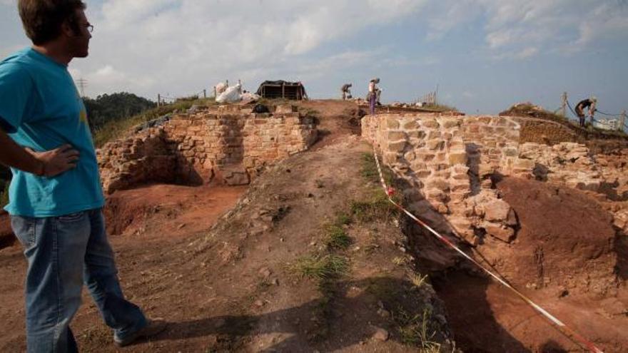 A la izquierda, Iván Muñiz y, arriba, parte del equipo de arqueólogos, excavando los últimos tramos del foso con la muralla a ambos lados.