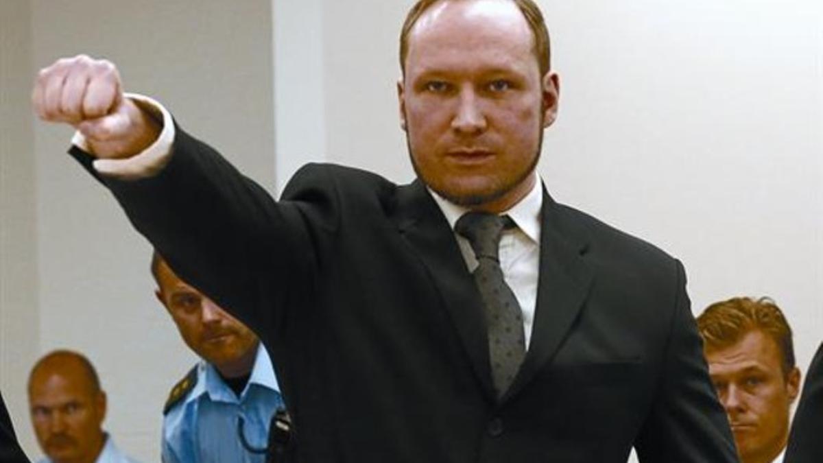 Breivik hace un signo ultra con el brazo en alto, ayer, al entrar en la sala del juicio.