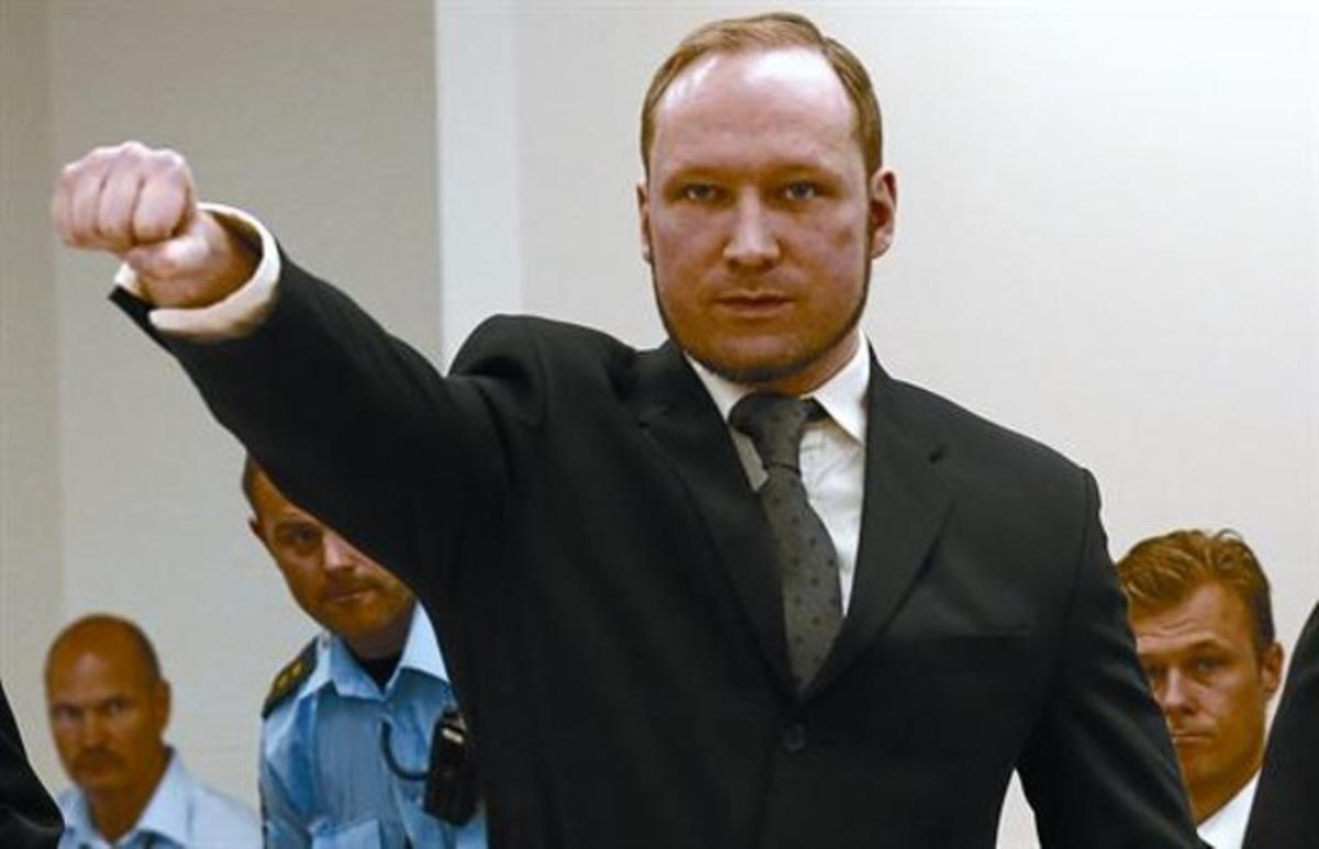 Breivik fa un signe ultra amb el braç alçat, ahir, a l’entrar a la sala del judici. Breivik fa un signe ultra amb el braç alçat, ahir, a l’entrar a la sala del judici.