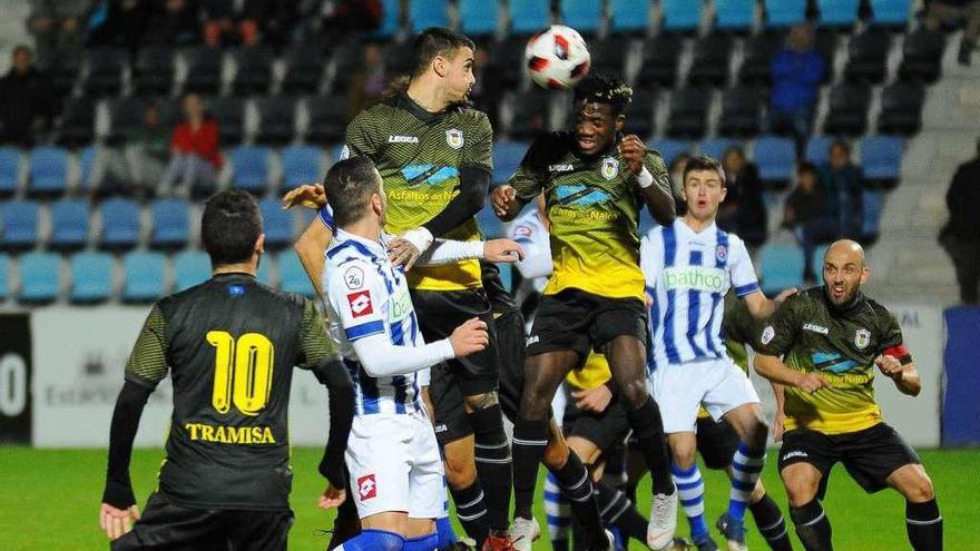 Samba remata ante la presencia de Alain, Javi Sánchez (de espaldas) y Dani López, al fondo, con tres rivales, ayer, en Torrelavega.