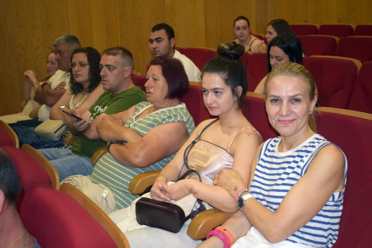 El acto de entrega de diplomas en el Auditorio Municipal de Valga.