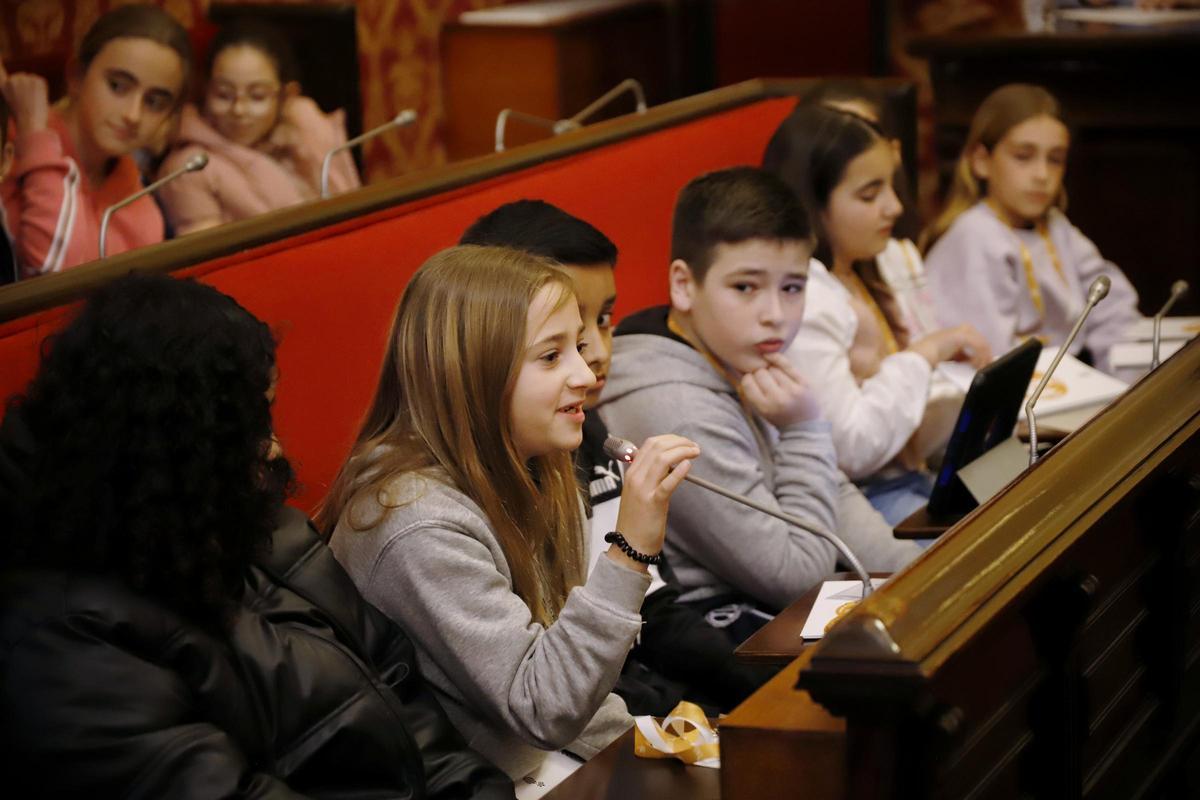 Una alumna interviene durante la sesión constitutiva.