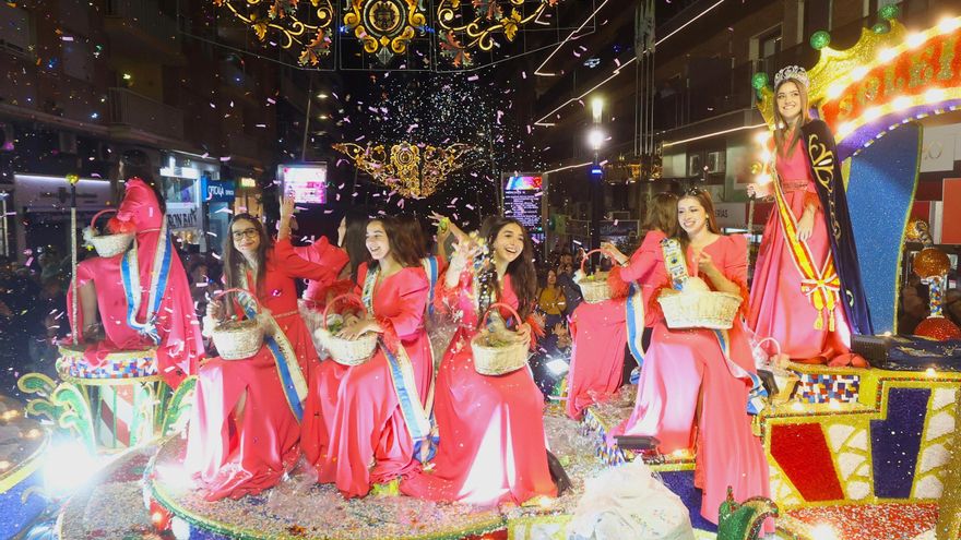 El Desfile de Carrozas y el castillo de fuegos ponen el broche final a las fiestas de Benidorm