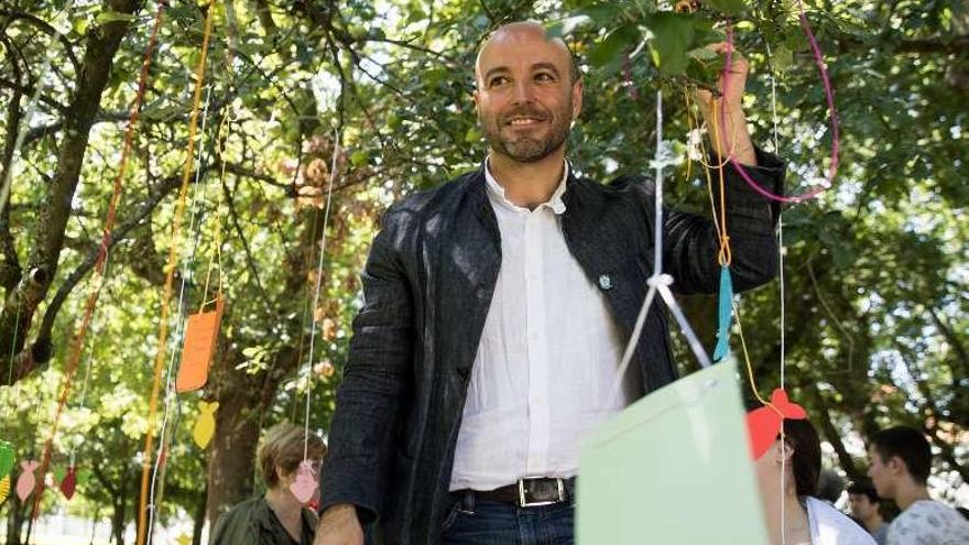 Villares con un &quot;árbol de los deseos&quot;, en el acto de En Marea. //Ó.Corral