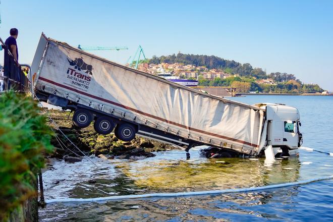 Cae un tráiler al mar en Vigo tras fallarle los frenos