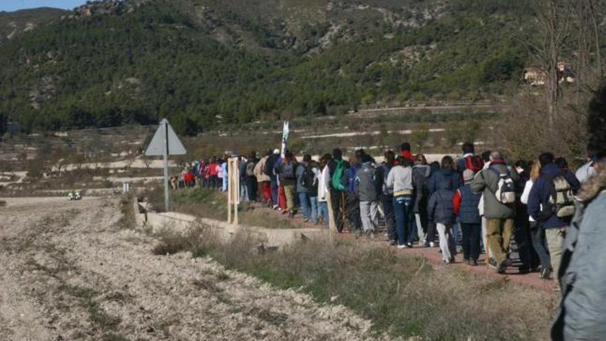 Imagen de archivo de una manifestación en la zona de Barxell sobre abusos urbanísticos en la Sierra de Mariola.