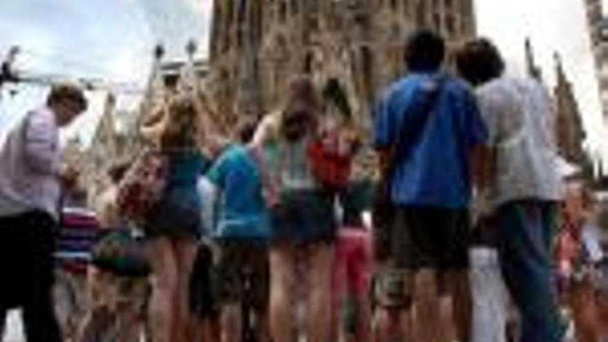 Diferents turistes a la Sagrada Família.