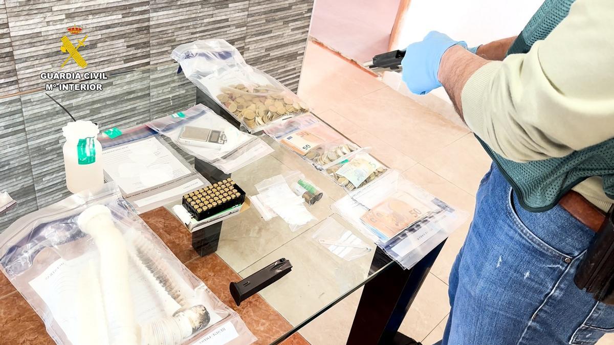 Droga, dinero y otro material intervenido en la operación contra el menudeo de drogas desarrollada por la Guardia Civil en Palma del Río.