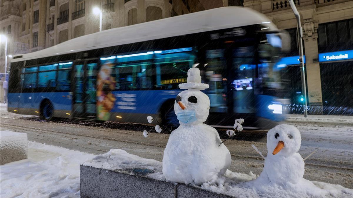 Dos muñecos de nieve en la Gran Vía  en Madrid  en una jornada en la que la Agencia Estatal de Meteorologia (Aemet) ha activado el nivel rojo por la previsión de fuertes nevadas en varias zonas de las Comunidad de Madrid