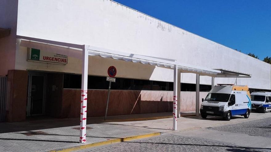 El Ayuntamiento de Aguilar coloca un toldo en el  centro de salud para hacer las pruebas de covid