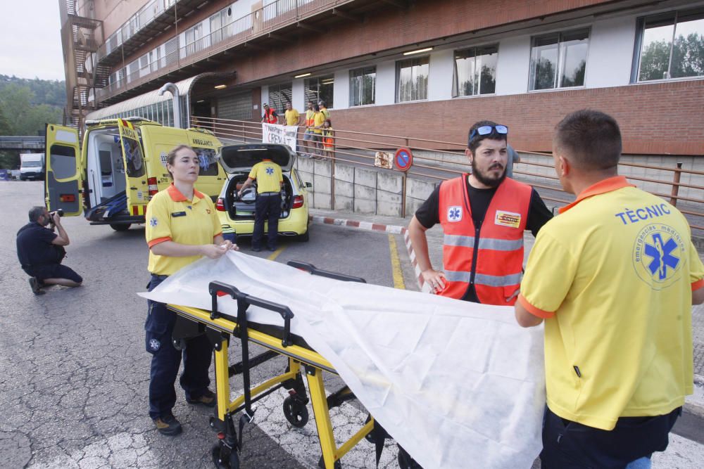 Vaga del transport sanitari gironí amb presència de piquets