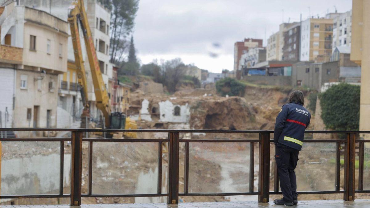 Un bombero vigila el barranco de Chiva, en una imagen captada en marzo de 2025.