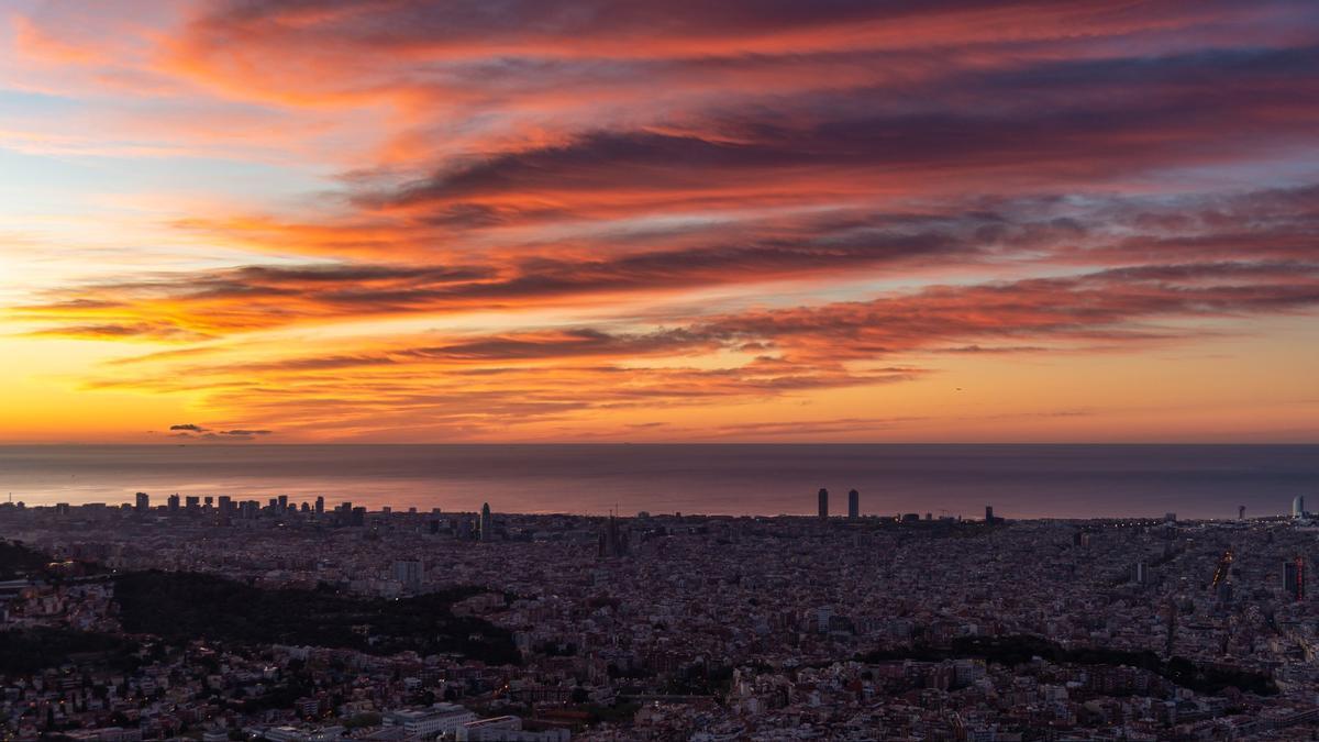 Candilazo matinal con presencia de algunas nubes altas cirrus poco antes de la salida del Sol en Barcelona, el 2 de abril del 2024.