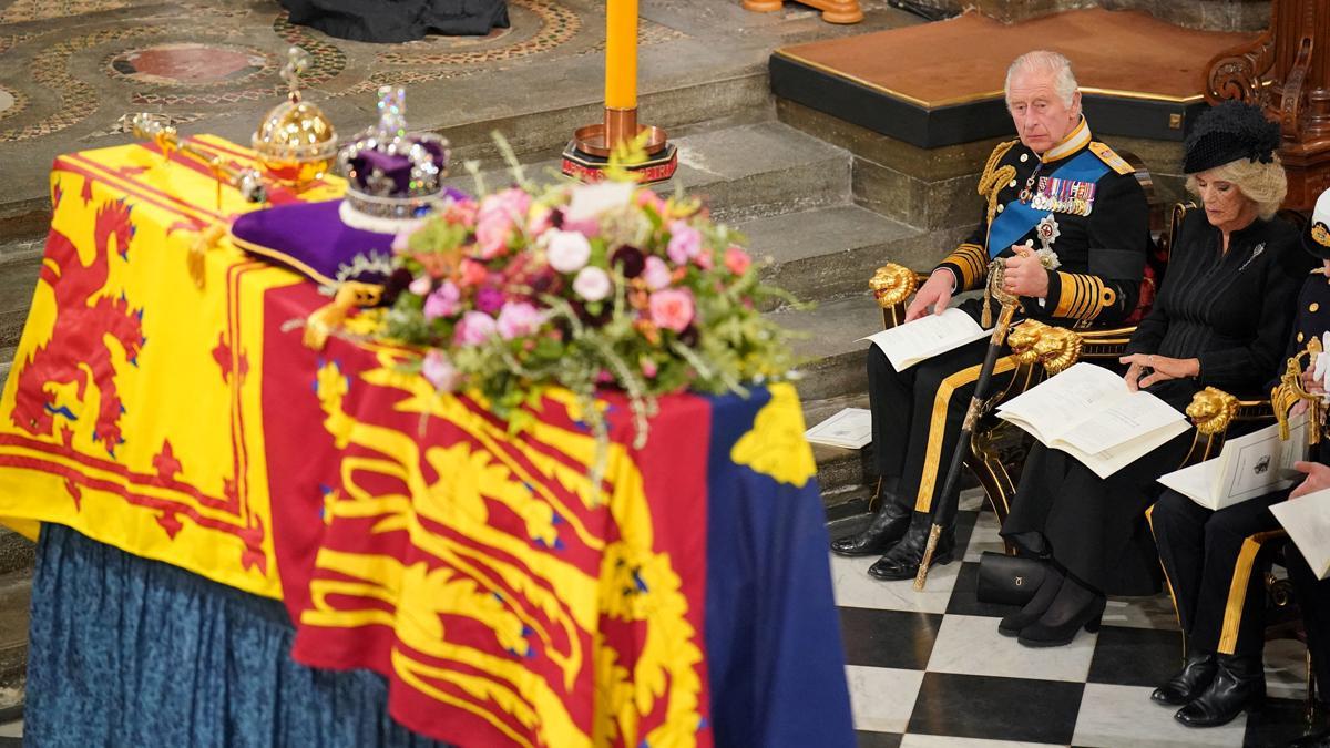 El rey Carlos III y Camila, la reina consorte, frente al féretro de la reina Isabel II, durante su funeral de Estado.