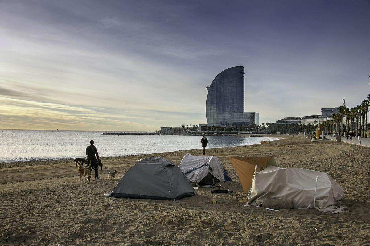 Un grupo de subsaharianos lleva meses acampados en las playas de la Barceloneta.