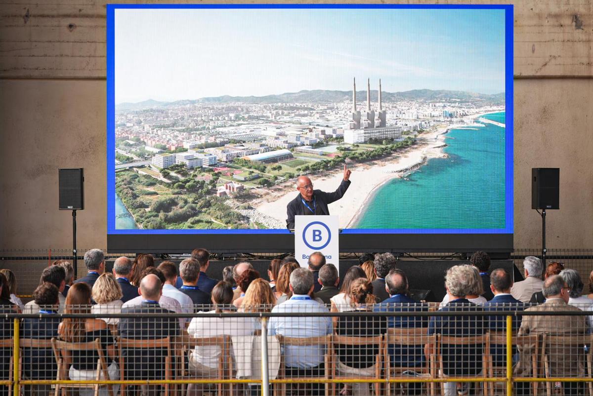 El director general del Consorcio del Besòs, Ferran Falcó, mostrando el proyecto del hub y el barrio de las Tres Xemeneies, durante la asamblea de Barcelona Global.