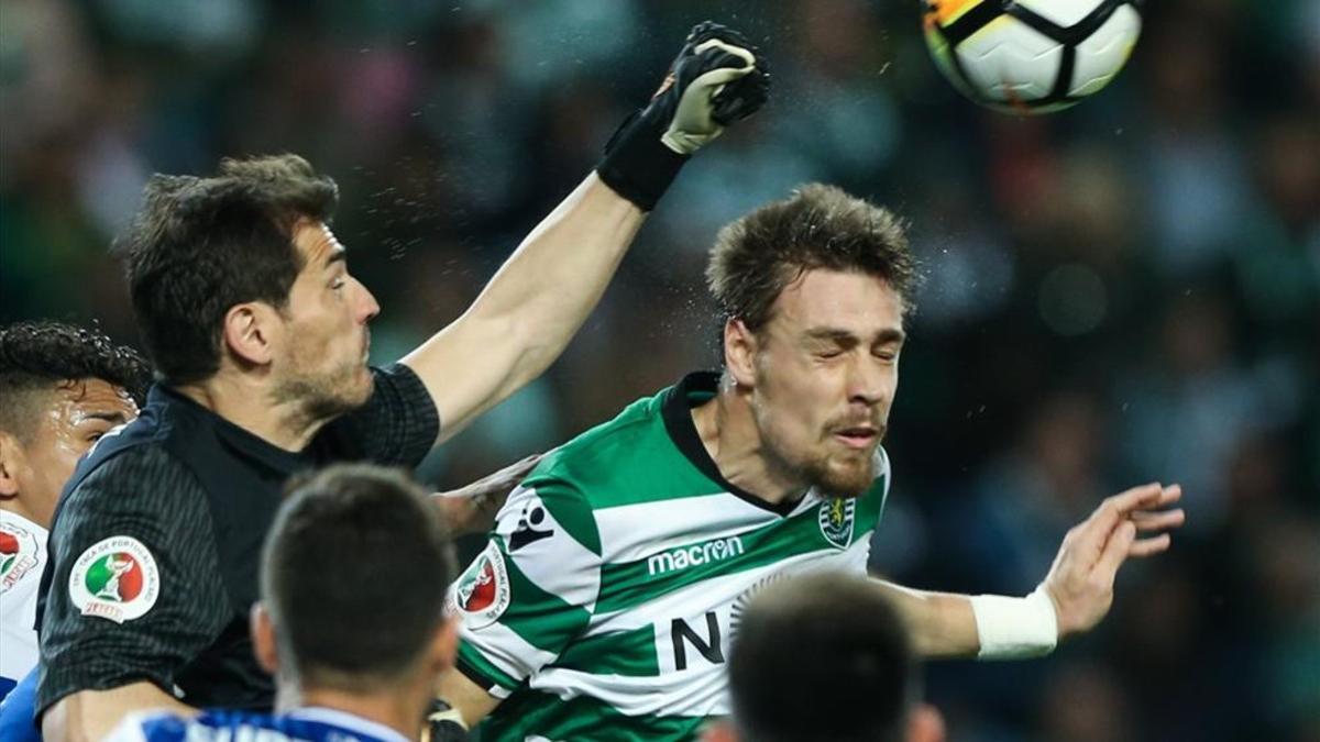 Iker Casillas despeja un balón ante la oposición de Coates