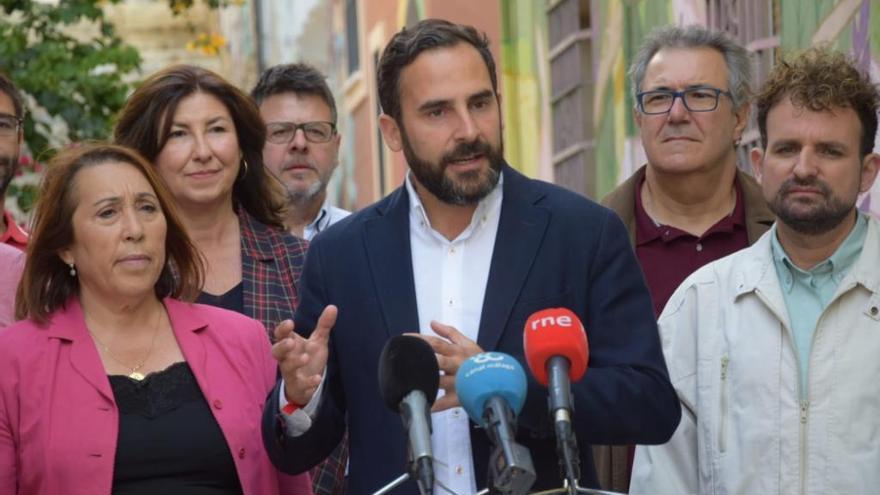 Pérez, ayer, junto a militantes y simpatizantes del PSOE.