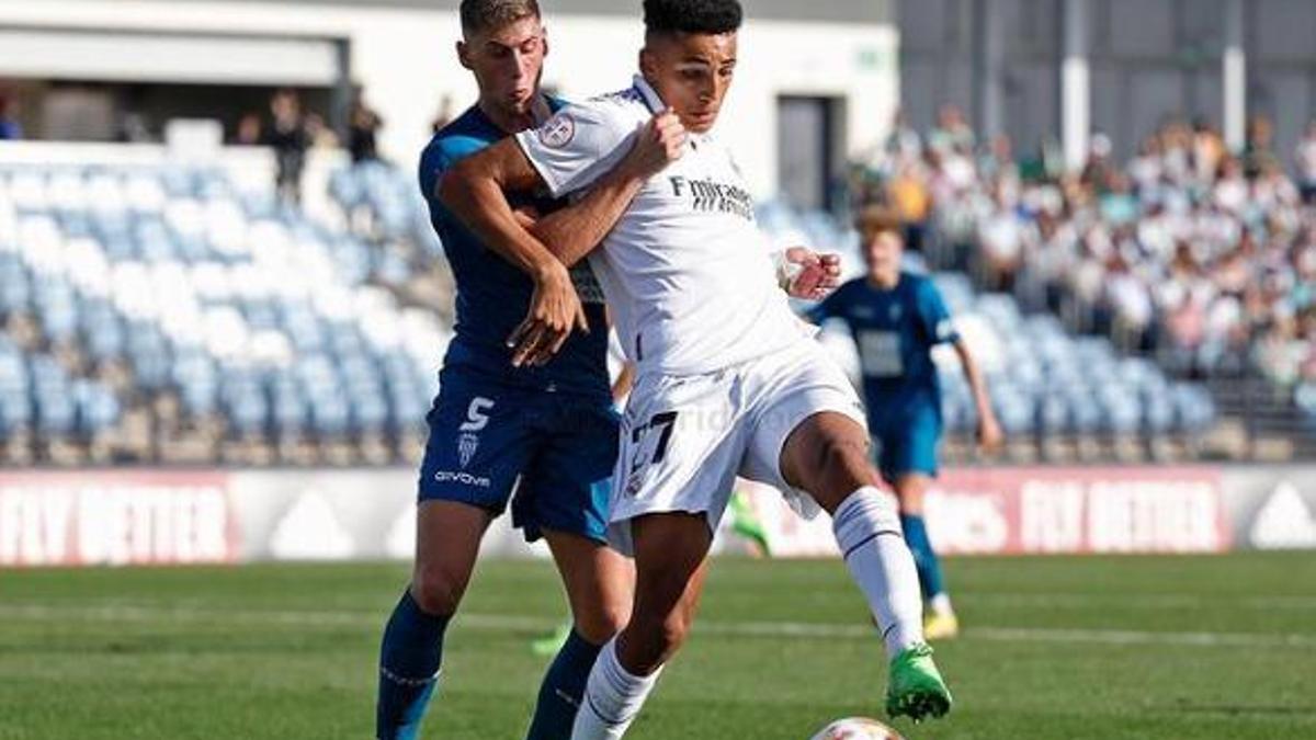 Álvaro Rodríguez, en un forcejeo de balón