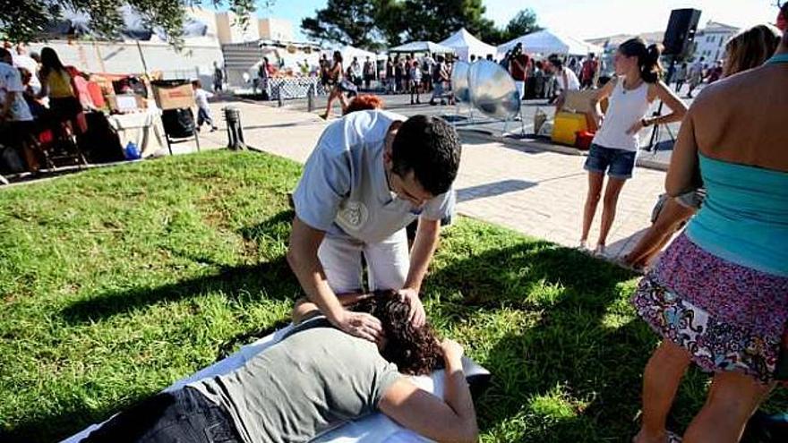 En la feria organizan actividades para niños y adultos.