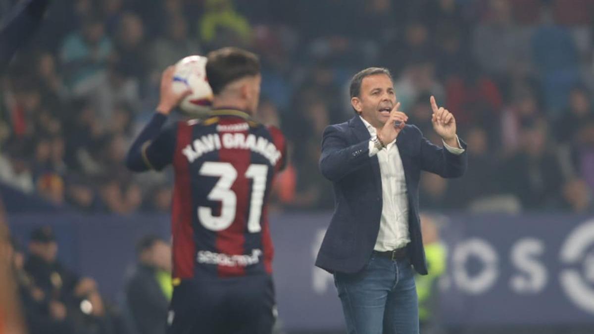 Javi Calleja da instrucciones a los suyos durante el Levante - Racing de Santander de LaLiga Hypermotion